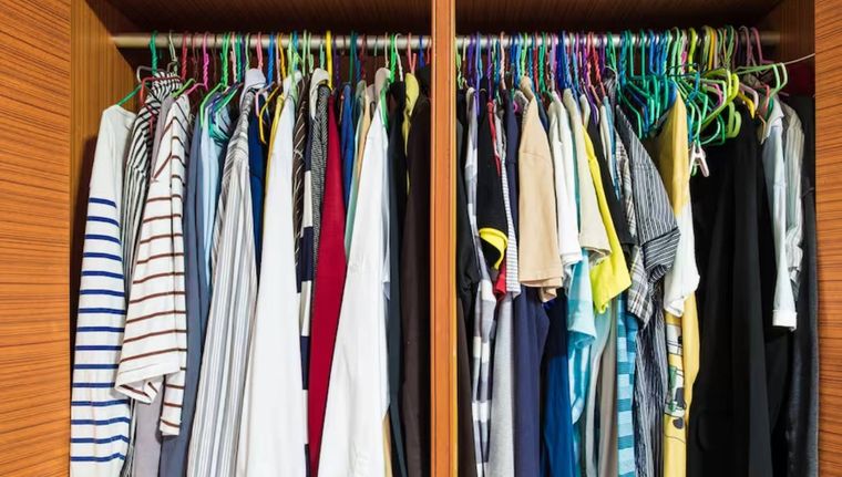 Cómo eliminar la humedad del armario de tu ropa (Shutterstock).