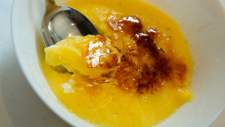 El característico azúcar quemado es una de las partes más importantes de la receta. El característico azúcar quemado es una de las partes más importantes de la receta.