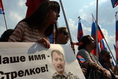 En 2014, un grupo de manifestantes coreaban Nuestro nombre es Strelkov, en solidaridad con el veterano militar Igor Girkin, quien desempeñó un papel clave en la anexión de Crimea y la guerra en Donbás. Foto: GETTY IMAGES