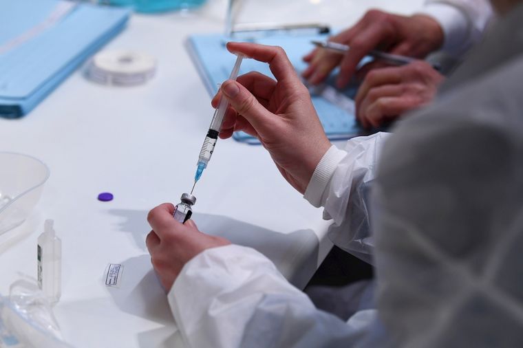 Las vacunas ayudaron a mejorar la situación mundial del coronavirus y despertaron el optimismo de la OMS. Foto: EFE