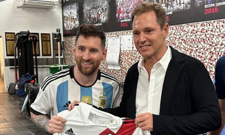 Jorge Brito y Lionel Messi en el Estadio Más Monumental.