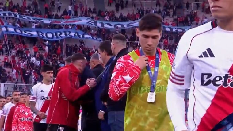 Gonzalo Montiel pasó junto a Chiqui Tapia en la premiación y no lo saludó tras la final entre River y Belgrano.