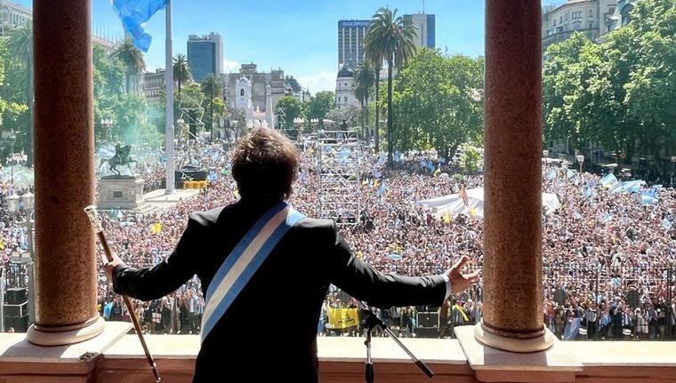 Javier Milei tuvo su bautismo en el balcón de la Casa Rosada Foto: NA