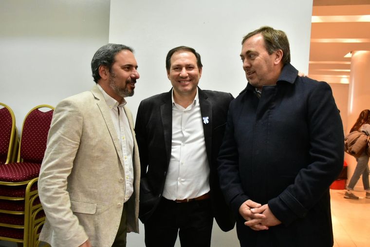 Martín Hinojosa, titular del INV, junto a los intendentes Roberto Righi y Martín Aveiro, quienes también suenan como candidatos.