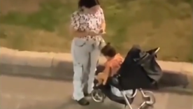 Actualmente, la físcalía local comenzó una investigación para dar con esta mujer que agredió a la bebé.