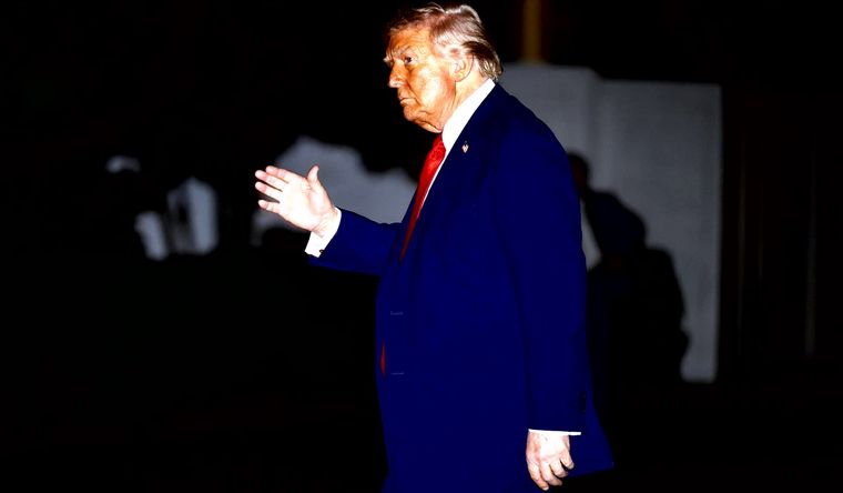 Donald Trump, al finalizar el acto en memoria de Charlie Kirk, en Estados Unidos. Foto Efe