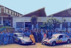 Apella, a la izquierda, junto a José Fortunato y trabajadores de Elctromac, en 1984. Foto: elalbumdelobos.com.ar