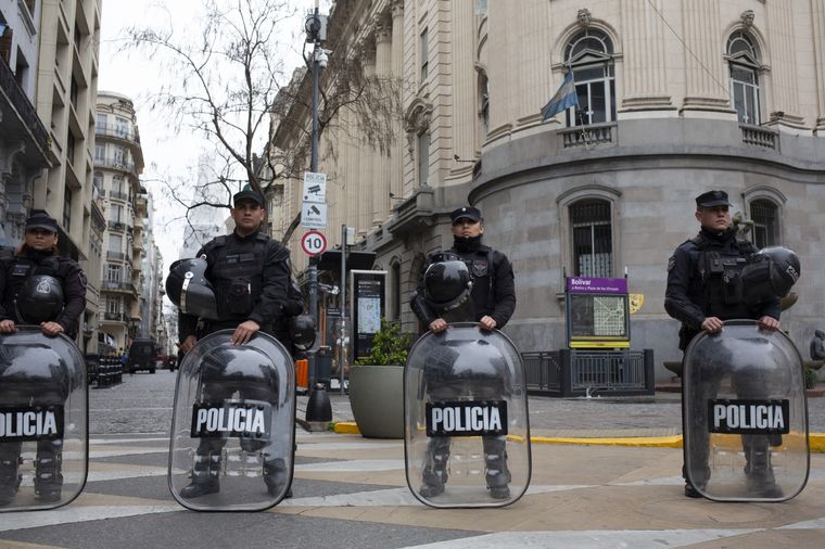 La policía de la Ciudad de Buenos Aires dispuso un vallado en las inmediaciones de la Legislatura Foto: Télam