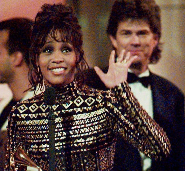 Houston tras ganar el Grammy por I Will Always Love You, junto al productor David Foster.