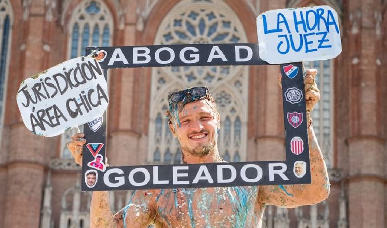 El delantero de Barracas Central se recibió de abogado y marcó un hecho inédito en el fútbol argentino profesional.
