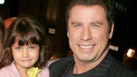 John Travolta junto a su hija Ella, décadas atrás.