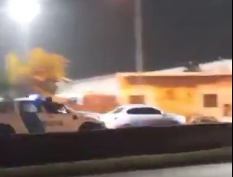 En las imágenes se ve a un policía disparando