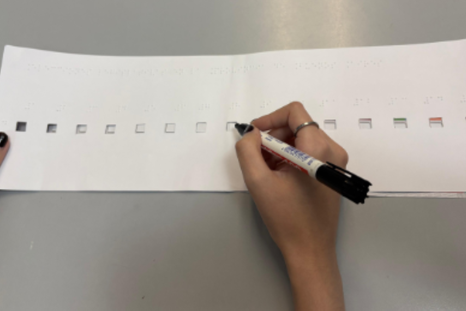 En el marco de las elecciones, una ONG inició una campaña para crear plantillas en Braille para las personas no videntes.