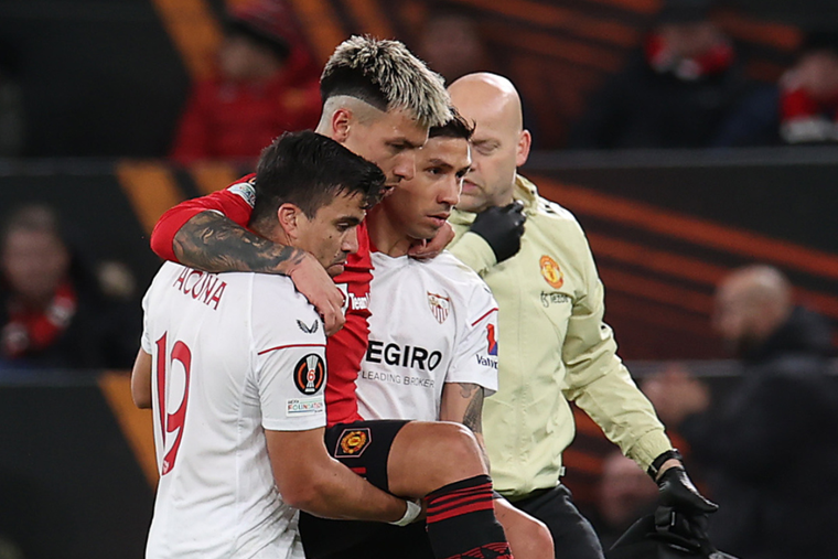 Acuña y Montiel ayudaron a salir a su hoy rival Lisandro Martínez Foto: Manchester United