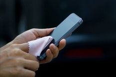 En un minuto el celular lucirá como nuevo Foto: Shutterstock
