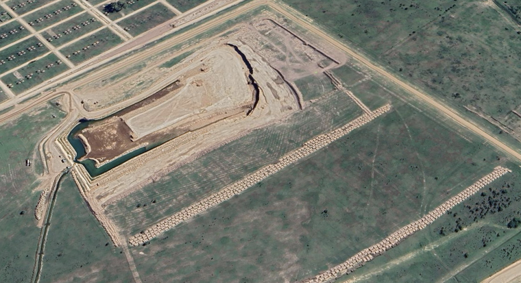 Mosquera Santa Sofía. Alrededor de algunos barrios privados se escucha el ruido de las máquinas sacando tierra los camiones levantando polvo.