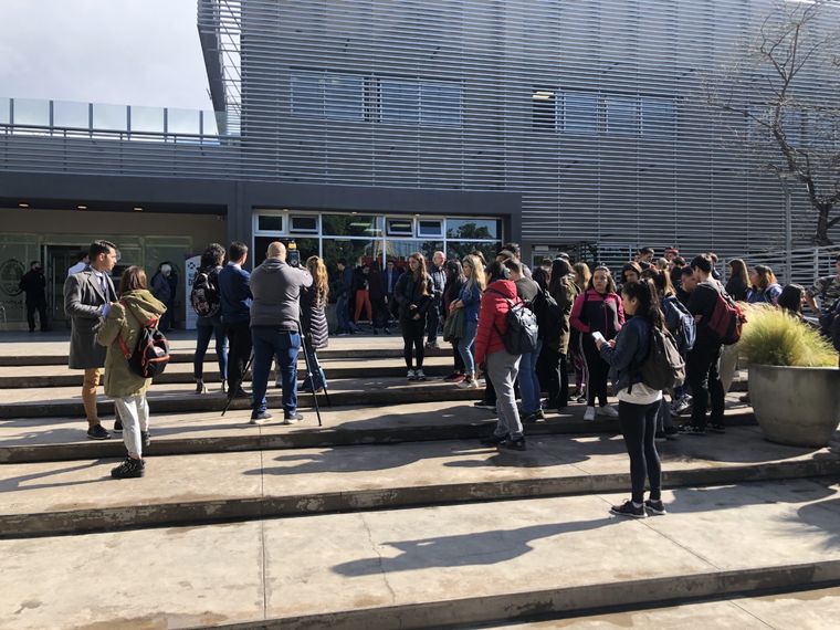 Estudiantes de la UNCuyo en la puerta del Hospital Central Foto: Alfredo Ponce/ MDZ