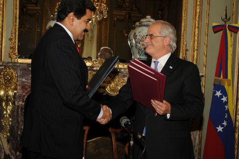Jorge Taiana junto a Nicolás Maduro