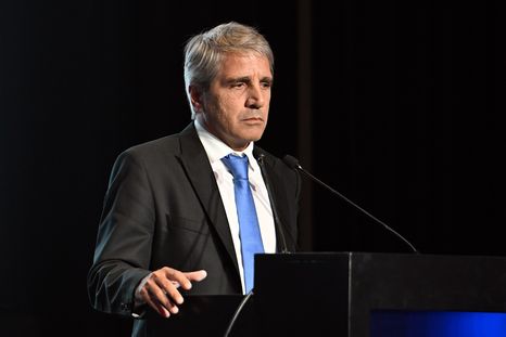 el gobierno volvio a buscar dolares en el mercado: emitio bonos por us$130 millones el gobierno volvio a buscar dolares en el mercado: emitio bonos por us$130 millones