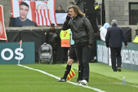 Rubén Darío Insua, DT de Barracas Central, tuvo un fuerte cruce con su colega Caruso Lombardi. Rubén Darío Insua, DT de Barracas Central, tuvo un fuerte cruce con su colega Caruso Lombardi.