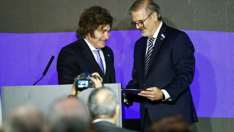 Javier Milei junto al titular de la Bolsa de Cereales de Buenos Aires, Ricardo Marra, durante el anuncio de la baja de retenciones. Javier Milei junto al titular de la Bolsa de Cereales de Buenos Aires, Ricardo Marra, durante el anuncio de la baja de retenciones.