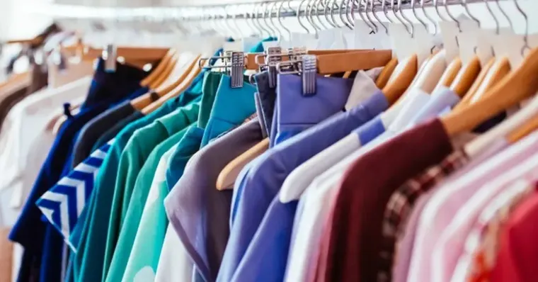 El precio de la indumentaria en Argentina suele quedar atrapado entre dos veredas conocidas. El precio de la indumentaria en Argentina suele quedar atrapado entre dos veredas conocidas.