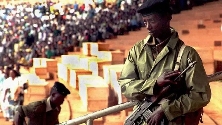 Un soldado frente a los ataúdes de algunas de las víctimas del genocidio. Foto: GETTY IMAGES