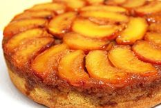 Aprendé a preparar estar tarta invertida de durazno. Foto: Pronto