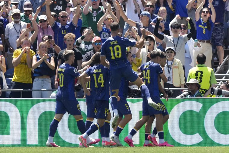 Bosnia eliminó a Qatar y se aferra al sueño de los dieciseisavos.