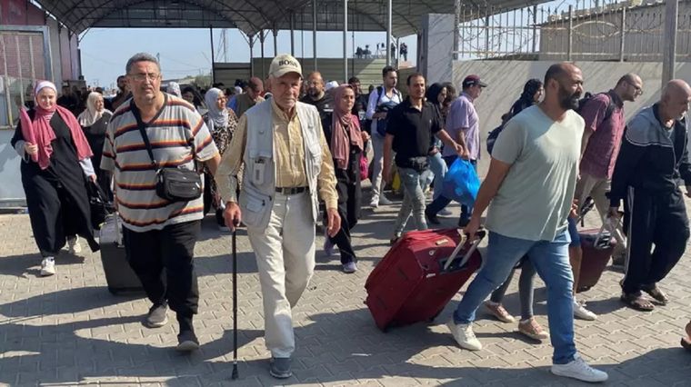 Unas 400 personas, entre ciudadanos con pasaportes extranjeros y enfermos de gravedad, pudieron cruzar por el paso de Rafah este 1 de noviembre. Foto: REUTERS