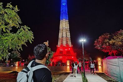 MDZol | La réplica de la torre Eiffel fue inaugurada en la noche del lunes en la localidad cordobesa de Villa Parque Síquiman. Foto: Facebook Marcos Montoya