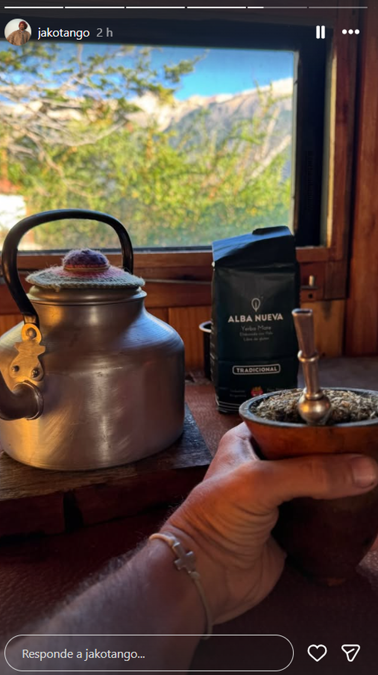Jakob Von Plessen con la yerba de Zaira Nara. Jakob Von Plessen con la yerba de Zaira Nara.