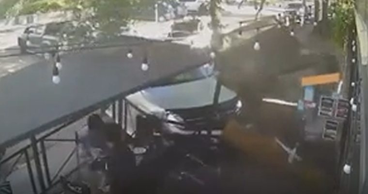 La camioneta, que circulaba a gran velocidad, terminó incrustada en el restaurante.