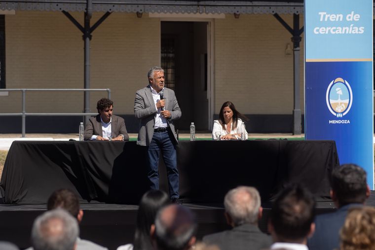 Tren de cercanías desde Junín a Maipú. El gobernador Alfredo Cornejo.