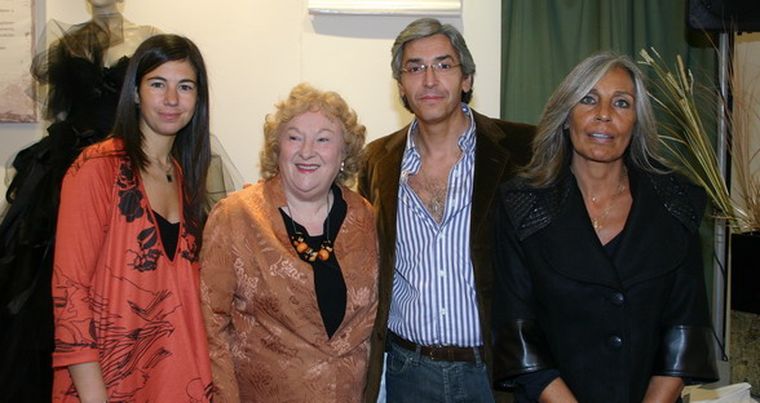 Florencia Rodríguez, mentora y organizadora de la muestra junto a Ana María Alvarez, directora del ECA, el diseñador Ariel Quintana y Lili Cerrone. Foto: Gerardo Gómez / MDZ