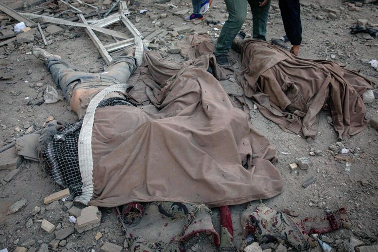 Cuerpos yacen en el suelo tras un ataque contra un edificio en la plaza Enghelab de Teherán, Irán. Cuerpos yacen en el suelo tras un ataque contra un edificio en la plaza Enghelab de Teherán, Irán.
