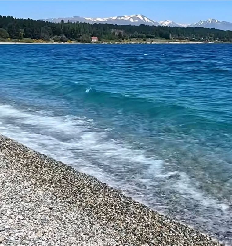 Esta es uan de las playas más hermosas de Bariloche Foto: Captura de video IG @barilochetop