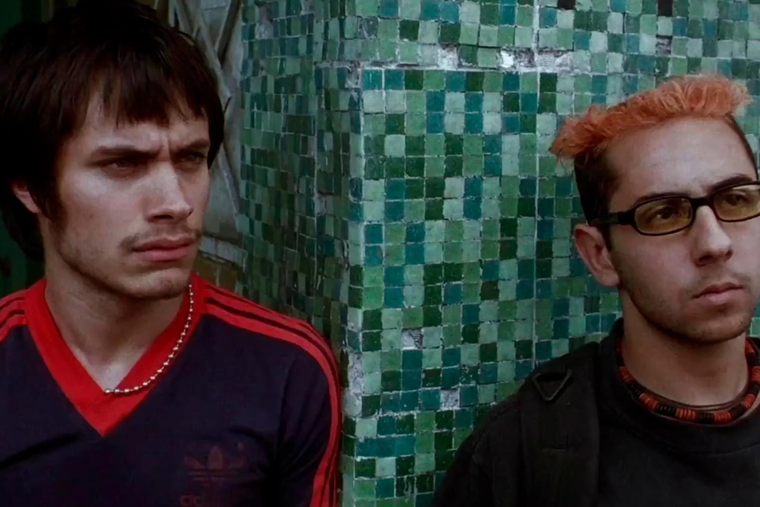 Amores Perros está protagonizada por Gael García Bernal.