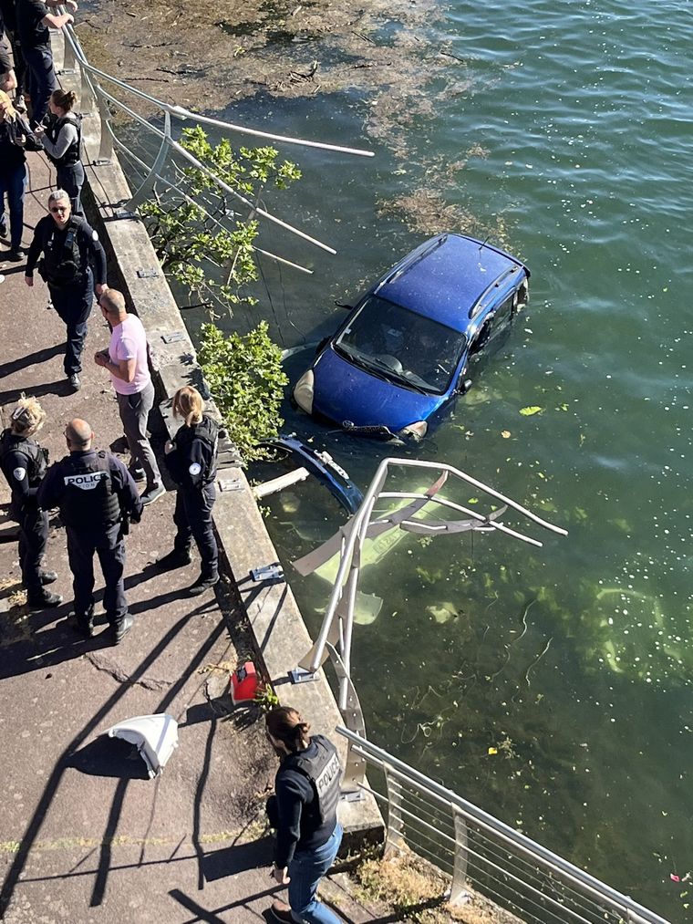 Tras el operativo de rescate, se realizó otro operativo para sacar del agua el coletivo y el vehículo.