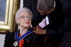Katherine G. Johnson en el momento que fue condecorado por Obama.