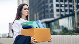 Un artículo del New York Times sugiere que la actual generación de adultos jóvenes enfrenta el mayor rechazo de la historia, con dificultades para obtener empleo, crédito y educación. Un artículo del New York Times sugiere que la actual generación de adultos jóvenes enfrenta el mayor rechazo de la historia, con dificultades para obtener empleo, crédito y educación.