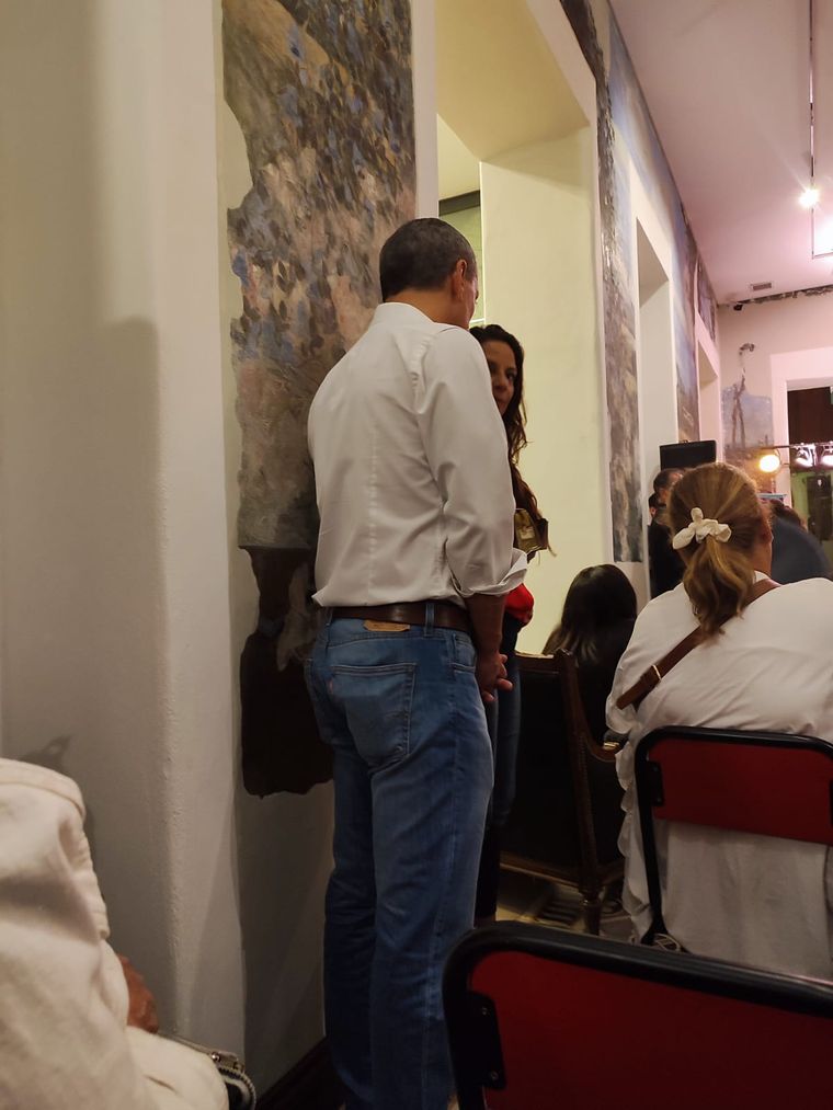 Gente apoyada contra los murales pintados a mano por Fernando Fader. Gente apoyada contra los murales pintados a mano por Fernando Fader.