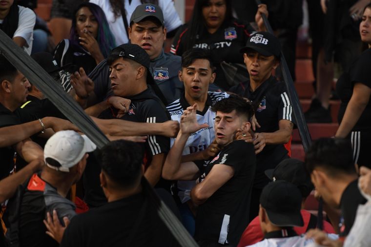 Piñas en la tribuna Norte del Malvinas Foto: Juan Ignacio Blanco/MDZ