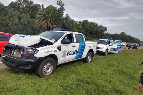 Insólito: seis camionetas de la Policía bonaerense chocaron en cadena