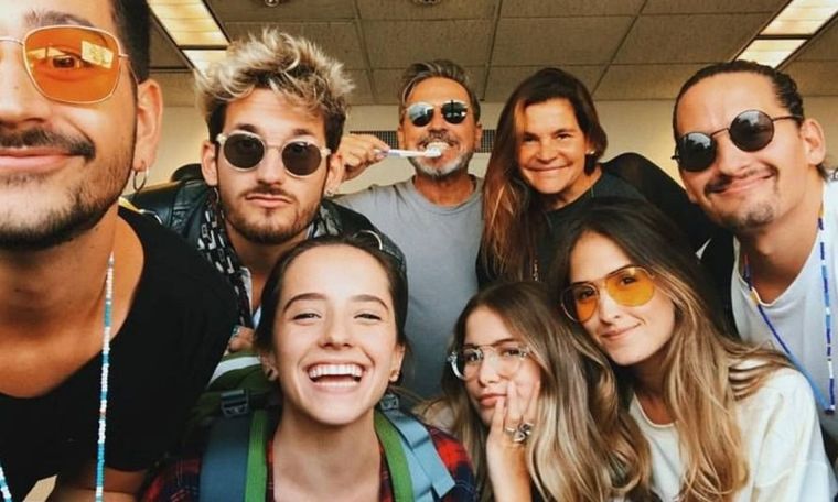 La familia Montaner se prepara para la Navidad El cantante compartió imágenes junto a su esposa