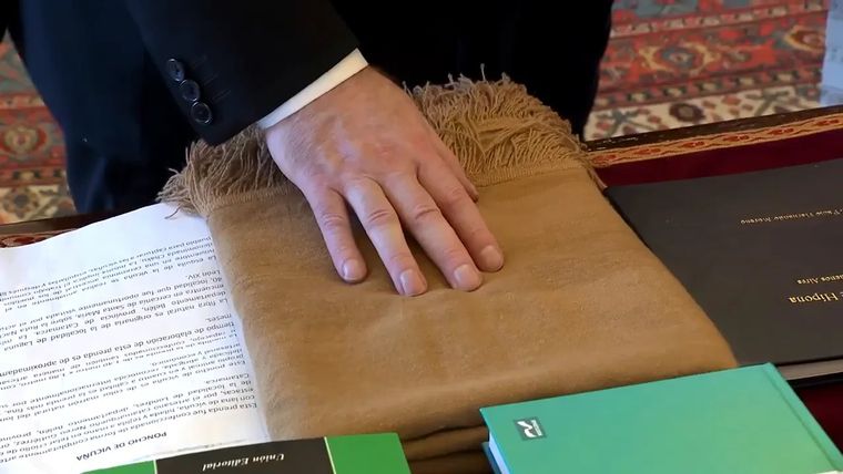 En su primer encuentro oficial, Javier Milei y el papa León XIV intercambiaron obsequios cargados de simbolismo y raíces culturales.