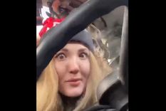 viral en redes: tiktoker ucraniana ensena a manejar tanques rusos abandonados