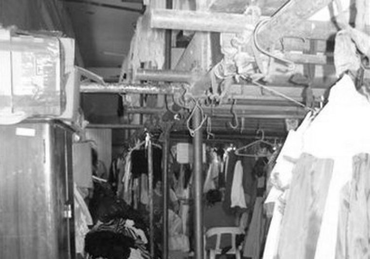 Así se guarda la ropa de los artitas.