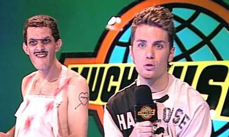 Calfu fue uno de los grandes protagonistas de MuchMusic, con Santiago del Moro Ariel Calfucurá interpretaba varios personajes en el programa Countdown Foto: Captura de TV