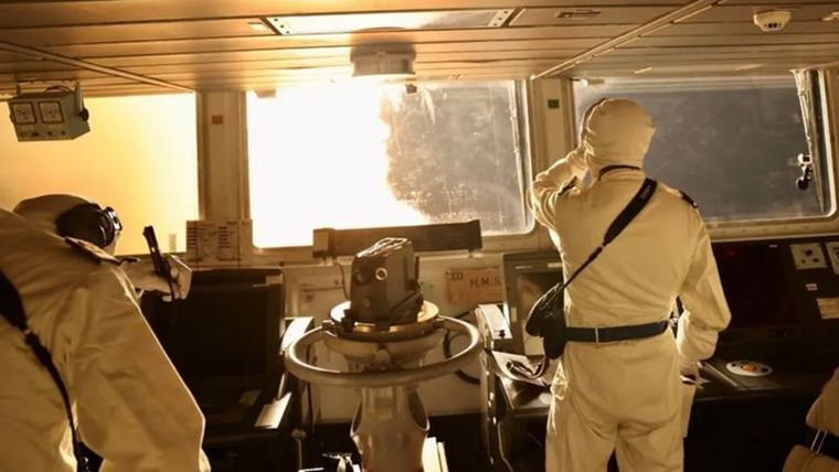 El Ministerio de Defensa del Reino Unido compartió imágenes del HMS Diamond lanzando misiles Foto: EJÉRCITO DE REINO UNIDO